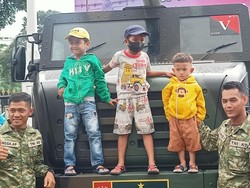 Warga Antusias Lihat Alutsista TNI, Bawa Anak-Selfie di Kendaraan Tempur