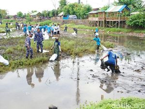 Cegah Sampah Masuk Laut, Sungai Watch Pasang 100 Jaring di Sungai Banyuwangi