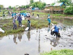 Cegah Sampah Masuk Laut, Sungai Watch Pasang 100 Jaring di Sungai Banyuwangi
