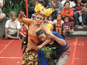 Gerakan-gerakan Erotis yang Dilarang di Tari Joged Bumbung Khas Bali Gerakan-gerakan Erotis yang Dilarang di Tari Joged Bumbung Khas Bali