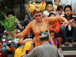 Viral Pengibing Lecehkan Penari Bumbung