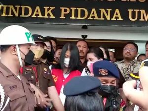 Penampakan Putri Candrawathi Pakai Rompi Tahanan Kejagung