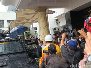 Momen Sambo Dipayungi Petugas Brimob Saat Masuk Kejagung