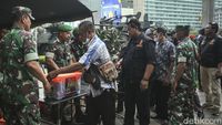 Peringati HUT ke-77, TNI Bagi-bagi Sembako di Bundaran HI