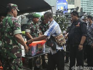 Peringati HUT ke-77, TNI Bagi-bagi Sembako di Bundaran HI