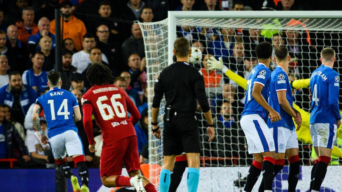 Sepakan bebas Trent Alexander-Arnold membobol gawang Rangers (Getty Images/Eurasia Sport Images)