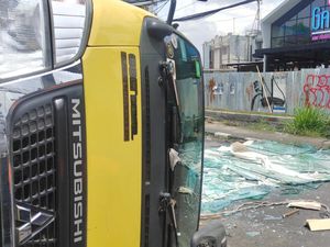 Truk Terguling di Bandung, Kaca Berhamburan ke Jalan