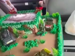 Polda Papua Barat Pastikan Kue Dijilat Oknum Polisi Tak Diberikan ke TNI Polda Papua Barat Pastikan Kue Dijilat Oknum Polisi Tak Diberikan ke TNI