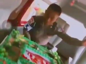 Kelakuan Oknum Polisi Jilat Kue HUT TNI yang Tuai Kecaman