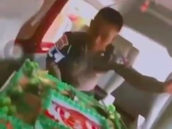 Kelakuan Oknum Polisi Jilat Kue HUT TNI yang Tuai Kecaman