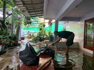 Warga Cerita Banjir di Pondok Karya, Air Naik Cepat hingga Rendam Perabotan Warga Cerita Banjir di Pondok Karya, Air Naik Cepat hingga Rendam Perabotan