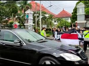Warga Malang Bentangkan Spanduk Usut Tuntas saat Jokowi Melintas