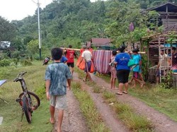 Warga Mamuju Ditandu 1 Km ke Puskesmas, Pemkab Akui Sulit Layani Warga