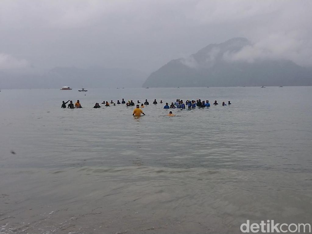 HUT TNI, Puluhan Personel Gabungan Water Trappen di Pantai Mutiara Trenggalek