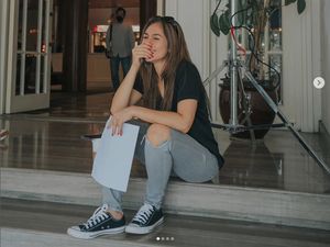 Gaya Wulan Guritno Pakai Celana Robek & Sneakers, Pesonanya Bak Anak Kuliahan