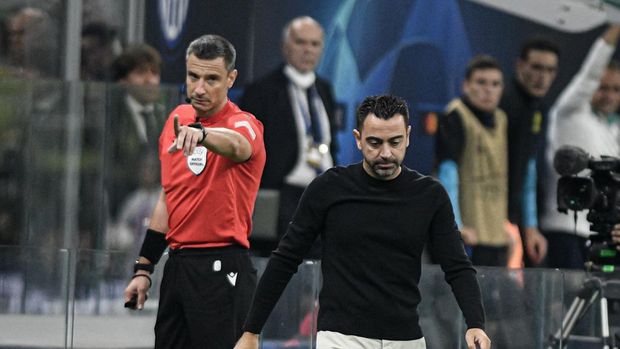 MILAN, ITALY - OCTOBER 04: Referee Slavko Vincic (L) and FC Barcelona's coach Xavi Hernandez (R) are seen during the UEFA Champions League match between FC Internazionale and FC Barcelona at San Siro Stadium in Milan, Italy on October 04, 2022. (Photo by Piero Cruciatti/Anadolu Agency via Getty Images)