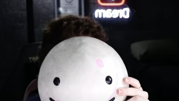 Potret YouTuber Viral Ungkap Wajahnya Pertama Kali, Reaksi Netizen Bikin Syok