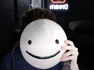 YouTuber Tenar Akhirnya Tampakkan Wajahnya, Ditonton 30 Juta Kali YouTuber Tenar Akhirnya Tampakkan Wajahnya, Ditonton 30 Juta Kali