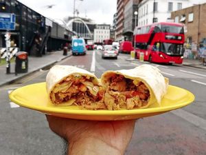 10 Foto Piring Kuning dengan Aneka Makanan Enak di Berbagai Negara yang Keren!