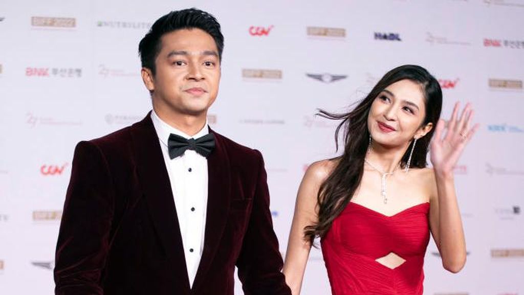 Mesra! Deva Mahenra Gandeng Tangan Mikha Tambayong di Busan Mesra! Deva Mahenra Gandeng Tangan Mikha Tambayong di Busan