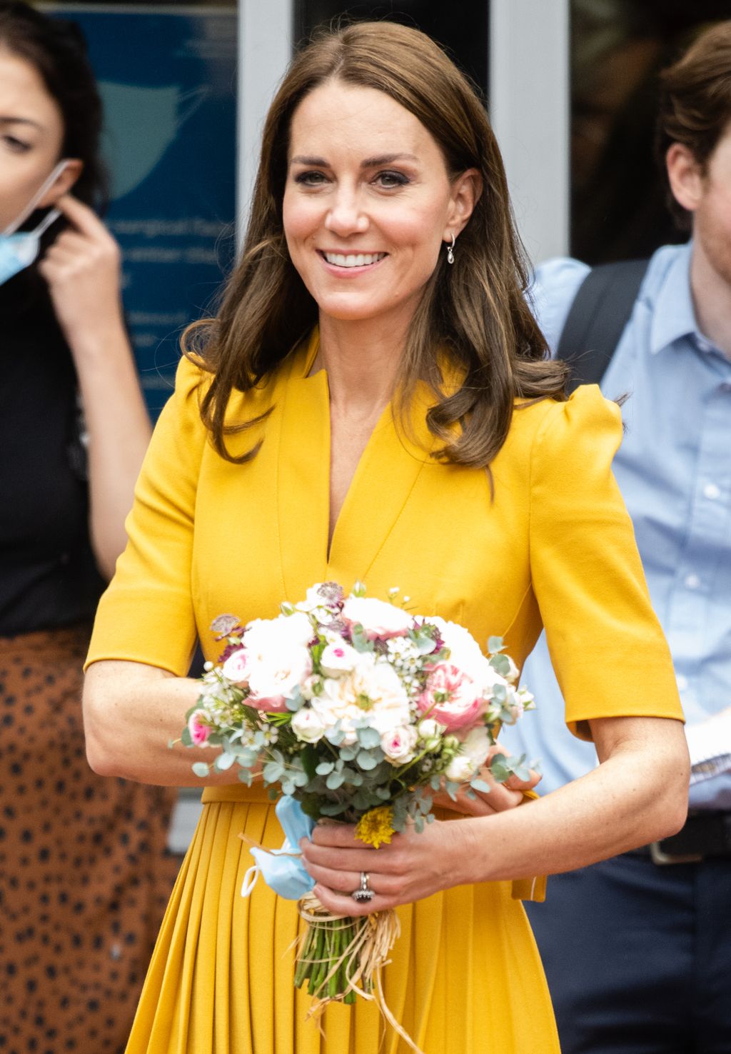 7 Potret Kate Middleton Kembali Pakai Baju Cerah & Anting Filosofi Rp13