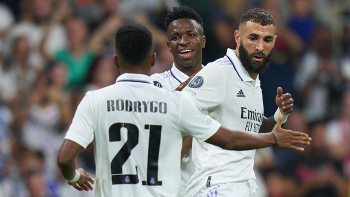 MADRID, SPAIN - OCTOBER 05: Vinicius Junior of Real Madrid celebrates Karim Benzema and Rodrygo Goes after scoring their sides second goal during the UEFA Champions League group F match between Real Madrid and Shakhtar Donetsk at Estadio Santiago Bernabeu on October 05, 2022 in Madrid, Spain. (Photo by Angel Martinez/Getty Images)