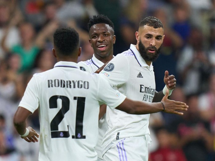 1430787445 MADRID, SPAIN - OCTOBER 05: Vinicius Junior of Real Madrid celebrates Karim Benzema and Rodrygo Goes after scoring their side's second goal during the UEFA Champions League group F match between Real Madrid and Shakhtar Donetsk at Estadio Santiago Bernabeu on October 05, 2022 in Madrid, Spain. (Photo by Angel Martinez/Getty Images)