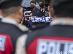 Foto-foto Aksi Kamisan Suarakan Tragedi Kanjuruhan