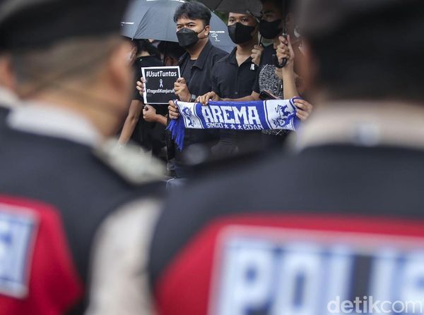 Foto-foto Aksi Kamisan Suarakan Tragedi Kanjuruhan