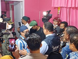 Anies Takziah ke Rumah Korban Tembok Roboh MTsN 19