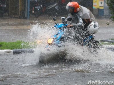 Awas! Hujan Deras, Jalan Cinere Raya Depok Tergenang
