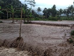 Air Sungai Cibojong Meluap, 10 Rumah di Sukabumi Terendam Air Sungai Cibojong Meluap, 10 Rumah di Sukabumi Terendam