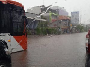 Jalan TB Simatupang Arah Pondok Indah Banjir, Mobil Tak Bisa Lewat! Jalan TB Simatupang Arah Pondok Indah Banjir, Mobil Tak Bisa Lewat!