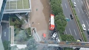 Potret Banjir di TB Simatupang Jaksel Bikin Lalu Lintas Lumpuh