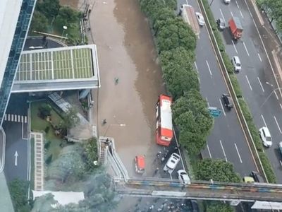 Potret Banjir di TB Simatupang Jaksel Bikin Lalu Lintas Lumpuh