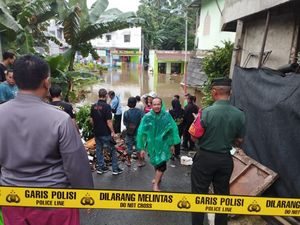 3 Siswa Tewas, Polisi-Damkar Evakuasi Korban Banjir di MTsN 19 Pondok Labu