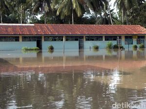 Banjir di Polewali Mandar: 2 SD Ikut Terendam, Siswa-siswa Diliburkan Banjir di Polewali Mandar: 2 SD Ikut Terendam, Siswa-siswa Diliburkan