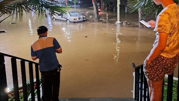 Banjir Rendam Jalan Taman Kemang Jakarta Selatan (Hestianingsih/detikcom)