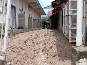 Banjir di Palopo Surut Sisakan Sedimen Lumpur, Damkar Diminta Turun Tangan