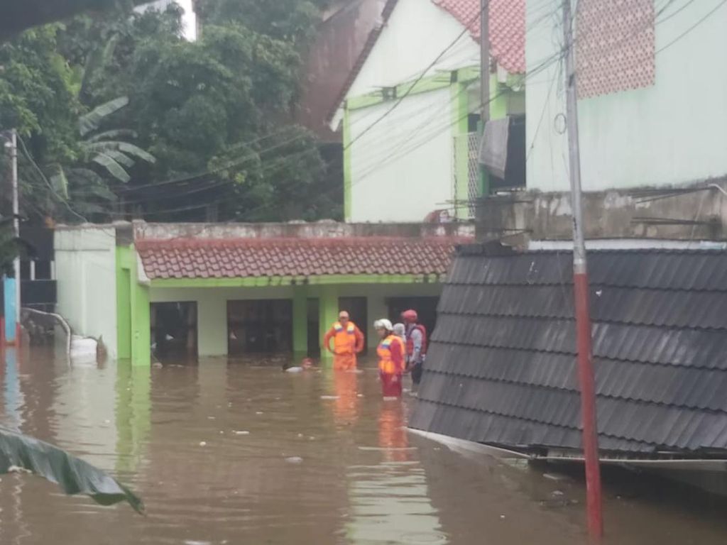Diterjang Banjir, Tembok Bangunan MTSN 19 Pondok Labu Jaksel Roboh