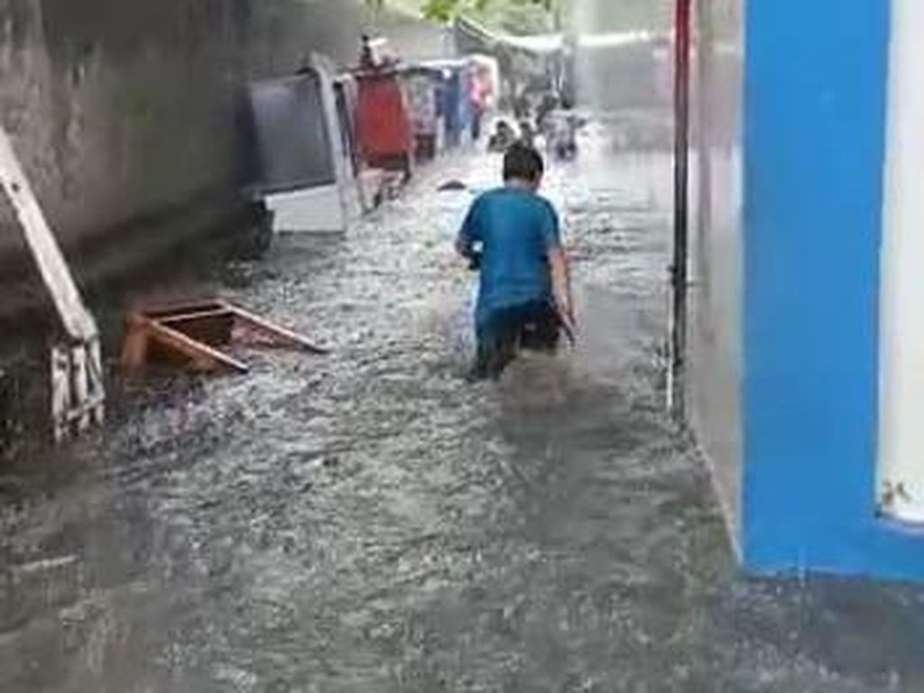 Banjir Rendam Rumah Warga di Utan Kayu Matraman Banjir Rendam Rumah Warga di Utan Kayu Matraman