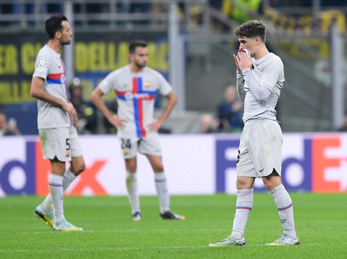 Gavi of FC Barcelona looks dejected after Hakan Calhanoglu of FC Internazionale scored first goal during the UEFA Champions League Group Stage match between FC Internazionale and FC Barcelona at Stadio Giuseppe Meazza, Milan, Italy on 4 October 2022. (Photo by Giuseppe Maffia/NurPhoto via Getty Images)