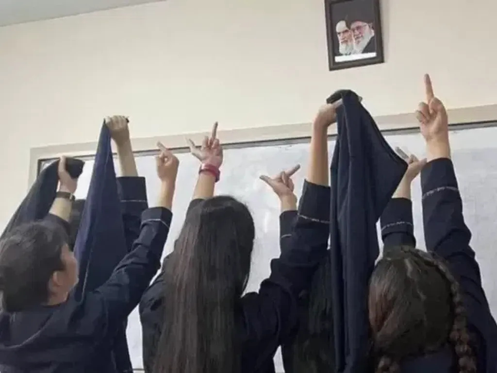 Protes Pemerintah, Siswi Iran Ramai-ramai Lepas Jilbab