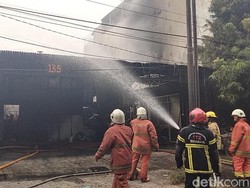Bengkel Mobil di Surabaya Terbakar, Saksi Dengar 3 Kali Ledakan