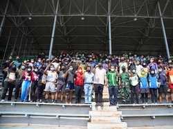 Bobby Nasution Terima Penghargaan Pembina Olahraga Berprestasi