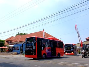 Merah Merona Bus Listrik INKA yang Bakal Wira-wiri di G20 Bali Merah Merona Bus Listrik INKA yang Bakal Wira-wiri di G20 Bali