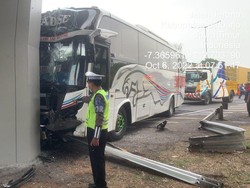 Gagal Nyalip, Bus Tentrem Tabrak Tiang Flyover di Tol Sidoarjo