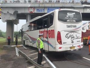 Bus Tentrem Tabrak Tiang Flyover di Tol Sidoarjo, 2 Orang Luka Bus Tentrem Tabrak Tiang Flyover di Tol Sidoarjo, 2 Orang Luka