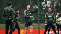 Latihan MU Jelang Liga Europa, Cristiano Ronaldo Senyum Terus