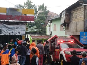Damkar Sedot Air Banjir yang Rendam MTsN 19 Pondok Labu Jaksel